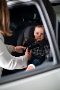 Ding Cruz Light Grey 360° Isofix Autostoel 0-36kg DI-101921 11 Ding Cruz Light Grey 360° Isofix Autostoel 0-36kg DI-101921 -Winkel Voor Babyreisartikelen di 101919 lifestyle 02a 2