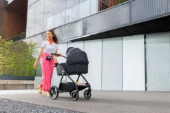 Kinderkraft Nea Deep Grey 2-in-1 Kinderwagen KSNEA000DGR2000 -Winkel Voor Babyreisartikelen kinderkraft nea 2 in 1 kinderwagen sfeer 1 1